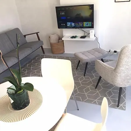 Ground Floor Apartment/wi-fi+free Parking *